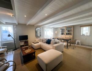 ein Wohnzimmer mit Sofa und Tisch in der Unterkunft ORIANE maison de charme proche Plage in Sainte-Marie-de-Ré