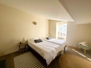 ein Schlafzimmer mit großem Bett und Fenster in der Unterkunft ORIANE maison de charme proche Plage in Sainte-Marie-de-Ré