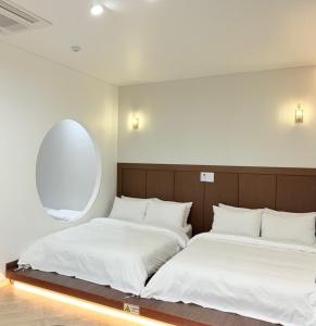 Giường trong phòng chung tại Hotel Intro Chuncheon