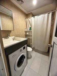 Kopalnica v nastanitvi Minglanilla Condo with Pool, Gym & Fast WiFi