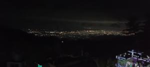 una vista di una città di notte con le luci di Tn27callingkrishholiday a Yercaud