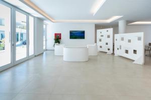 A television and/or entertainment centre at Vasto Aparthotel