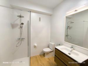 Ένα μπάνιο στο Apartamento Balcón de los Descalzos +12 φωτογραφίες