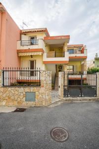 une maison avec une clôture devant dans l'établissement Sun House 4 Villasimius City Center AirConditioned, à Villasimius