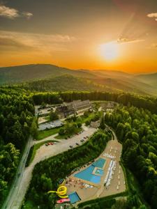 widok z lotu ptaka na ośrodek z basenem w obiekcie Kocierz Resort w mieście Targanice