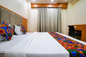 Postel nebo postele na pokoji v ubytování FabHotel 7 Square - Nr BKC