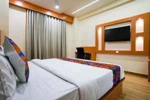TV a/nebo společenská místnost v ubytování FabHotel 7 Square - Nr BKC