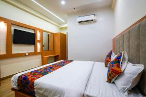 Postel nebo postele na pokoji v ubytování FabHotel 7 Square - Nr BKC