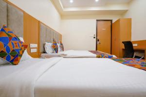Postel nebo postele na pokoji v ubytování FabHotel 7 Square - Nr BKC