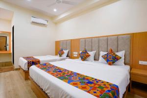 Postel nebo postele na pokoji v ubytování FabHotel 7 Square - Nr BKC