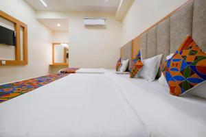 Postel nebo postele na pokoji v ubytování FabHotel 7 Square - Nr BKC