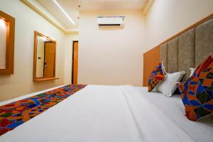 Postel nebo postele na pokoji v ubytování FabHotel 7 Square - Nr BKC