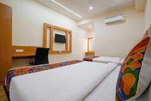 Postel nebo postele na pokoji v ubytování FabHotel 7 Square - Nr BKC