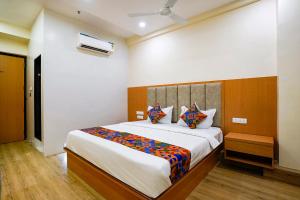 Postel nebo postele na pokoji v ubytování FabHotel 7 Square - Nr BKC