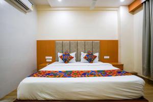 Postel nebo postele na pokoji v ubytování FabHotel 7 Square - Nr BKC