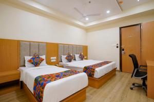 Postel nebo postele na pokoji v ubytování FabHotel 7 Square - Nr BKC