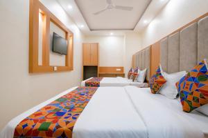 Postel nebo postele na pokoji v ubytování FabHotel 7 Square - Nr BKC