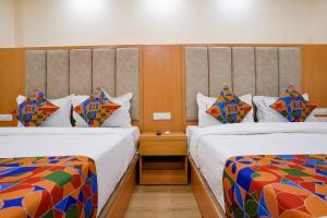 Postel nebo postele na pokoji v ubytování FabHotel 7 Square - Nr BKC