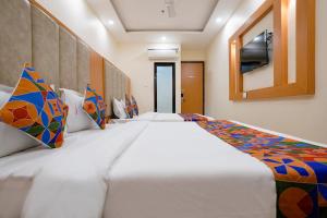 Postel nebo postele na pokoji v ubytování FabHotel 7 Square - Nr BKC