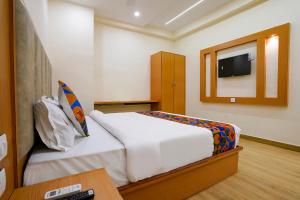 TV a/nebo společenská místnost v ubytování FabHotel 7 Square - Nr BKC