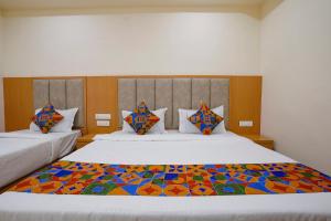 Postel nebo postele na pokoji v ubytování FabHotel 7 Square - Nr BKC