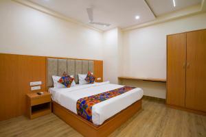 Postel nebo postele na pokoji v ubytování FabHotel 7 Square - Nr BKC