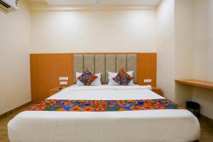 Postel nebo postele na pokoji v ubytování FabHotel 7 Square - Nr BKC