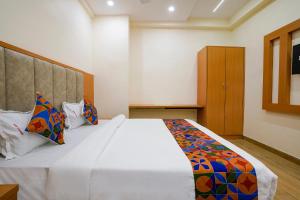 Postel nebo postele na pokoji v ubytování FabHotel 7 Square - Nr BKC