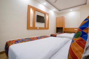 Postel nebo postele na pokoji v ubytování FabHotel 7 Square - Nr BKC