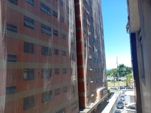 a side view of a building under construction at Beira mar 2 in Santos