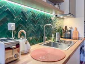 Kuchyň nebo kuchyňský kout v ubytování La Calade du Mourillon - Rue Lamalgue - 200 metres des plages - 4 couchages - Wifi + 34 fotografií