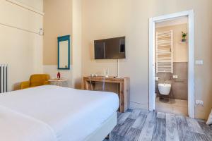Un dormitorio con una cama y un baño con lavabo. en FLUX your stay, en Florencia 49 fotos más