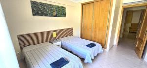 una habitación con dos camas en una habitación en Holidays - Albufeira, en Albufeira