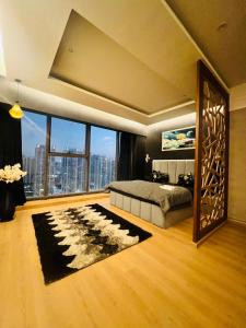 En eller flere senge i et værelse på Black themed Suite with Panoramic Glass wall