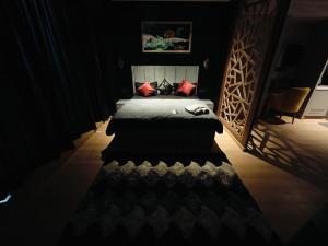 En eller flere senge i et værelse på Black themed Suite with Panoramic Glass wall