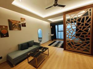 Et opholdsområde på Black themed Suite with Panoramic Glass wall