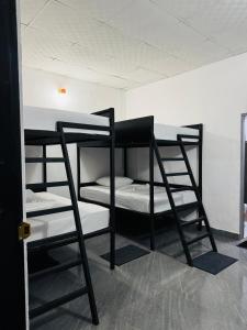 Łóżko lub łóżka w pokoju w obiekcie Hello Aliya Hostel