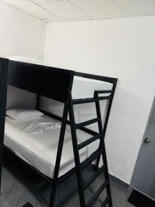 Łóżko lub łóżka w pokoju w obiekcie Hello Aliya Hostel