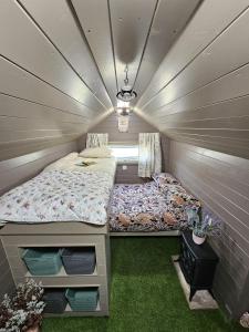 En eller flere senge i et værelse på The Garden + 12 billeder