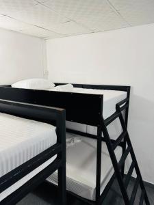 Łóżko lub łóżka w pokoju w obiekcie Hello Aliya Hostel