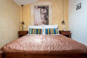 En eller flere senge i et værelse på Guest House La Bohème + 28 billeder