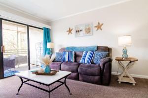 Posezení v ubytování The Loft at Ocean Creek Resort w Oceanfront Pool