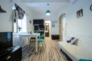 Et tv og/eller underholdning på Guest House La Bohème