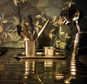 a table with two vases with flowers on it at Résidence P&C Studio élégant proche Paris - Neuilly-sur-Marne in Neuilly-sur-Marne