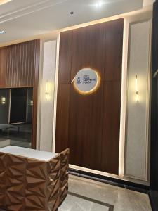 加济阿巴德Luxurious Studio with glass wall and highway view的相册照片