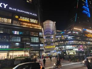 加济阿巴德Luxurious Studio with glass wall and highway view的繁忙的城市街道,晚上有建筑