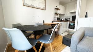 a dining room table and chairs in a kitchen at Le Avena - Centre Ville - Calme - Cour in Saumur +11 photos