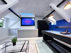 Sleek Skyward Serenity 2bed W Pool Table - Ystrad的电视和/或娱乐中心