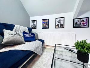 Sleek Skyward Serenity 2bed W Pool Table - Ystrad的休息区