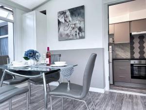 Sleek Skyward Serenity 2bed W Pool Table - Ystrad的厨房或小厨房
